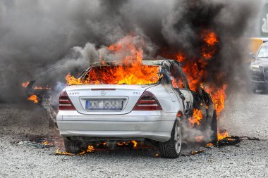 Nowa Targ, Polonya - 21.05.2018 araba ateşe 21.05.2018 Park yerinde Nowa Targ, Polonya 
