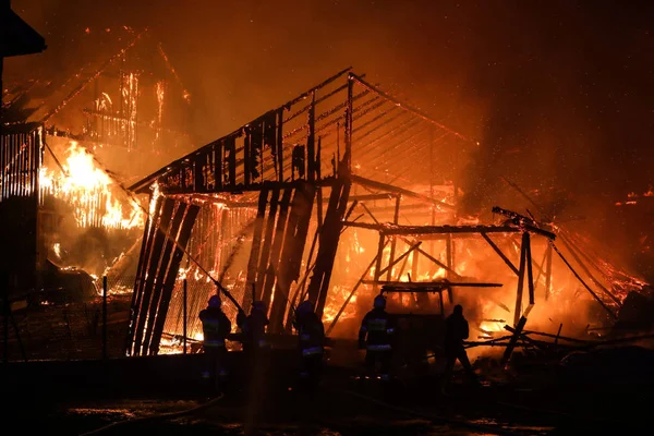 新胡塔比亚瓦 2018 五个谷仓烧毁在新胡塔比亚瓦村的巨大火灾19 2018 在新胡塔比亚瓦 — 图库照片