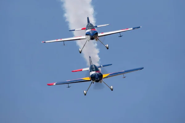 チェコ共和国 パルドゥビツェ 2018 パルドゥビツェ空気ショー 2018 パルドゥビツェ チェコ共和国での間に飛んでブルズ曲技飛行チーム — ストック写真