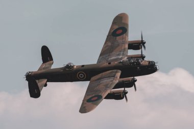 İngiltere, Duxford-15.7.2018 Avro Lancaster 15.07.2018 Duxford, İngiltere Duxford Havacılık Müzesi üzerinde uçan 