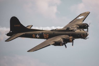 İngiltere, Duxford-15.7.2018 Avro Lancaster bombacı 15.07.2018 Duxford, İngiltere Duxford Havacılık Müzesi üzerinde uçan 