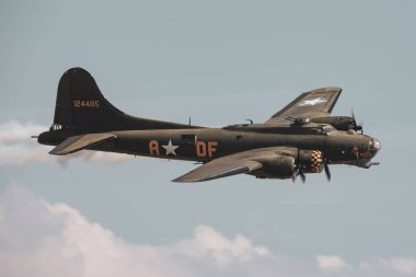 İngiltere, Duxford-15.7.2018 Avro Lancaster bombacı 15.07.2018 Duxford, İngiltere Duxford Havacılık Müzesi üzerinde uçan 