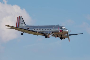 İngiltere, Duxford-15.7.2018 Douglas Dc-3 15.07.2018 Duxford, İngiltere Duxford Havacılık Müzesi üzerinde uçan 