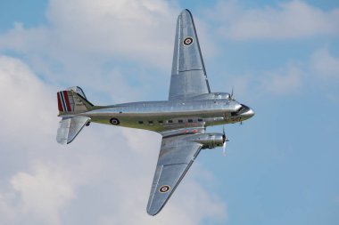 İngiltere, Duxford-15.7.2018 Douglas Dc-3 15.07.2018 Duxford, İngiltere Duxford Havacılık Müzesi üzerinde uçan 