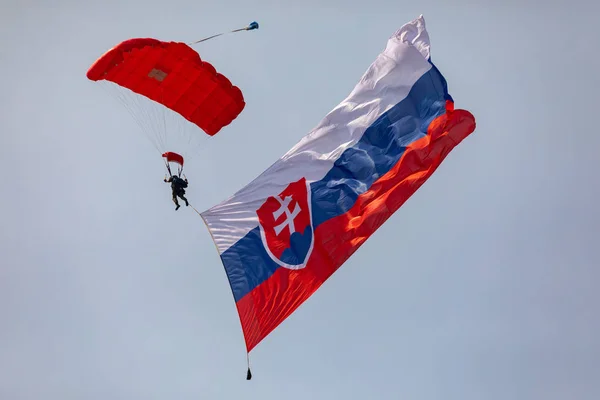 Słowacja Sliac 2018 Spadochron Wyświetlania Podczas Słowackiej International Air Fest — Zdjęcie stockowe