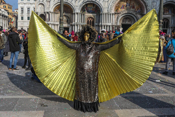 Италия, Венеция - 2.3.2019 Цветная маска и одежда во время Венецианского карнавала 2.3.2019 в Венеции, Италия
