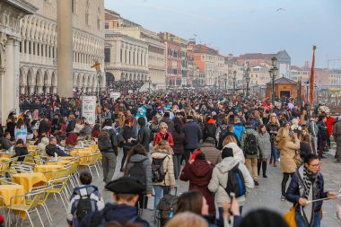İtalya, Venedik - 2.3.2019 renkler maske ve giysi sırasında Venedik Karnavalı 2.3.2019 Venedik, İtalya
