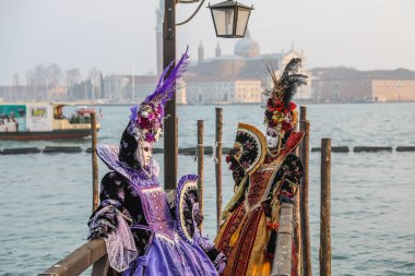 İtalya, Venedik - 2.3.2019 renkler maske ve giysi sırasında Venedik Karnavalı 2.3.2019 Venedik, İtalya