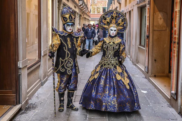 Італія Венеція 2019 Барвистим Маску Одягу Під Час Карнавалу Венеції — стокове фото