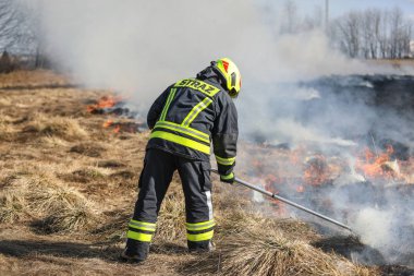 Bialy Dunajec, Polonya - 23.3.2019 Bialy Dunajec, Polonya'da 23.3.2019'da büyük bir ot ve çalı yangını