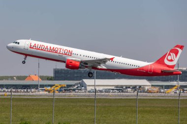 Viyana, Avusturya - 19.4.2019 Airbus A321 Laudamotion Airlines 19.4.2019 tarihinde Viyana Schwechat Havalimanı'ndan kalkıyor 
