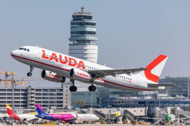 Viyana, Avusturya - 19.4.2019 Airbus A320 Laudamotion Airlines 19.4.2019 tarihinde Viyana Schwechat Havalimanı'ndan kalkıyor 