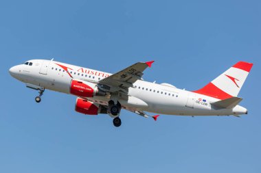 Viyana, Avusturya - 19.4.2019 Airbus A319 Austrian Airlines 19.4.2019 tarihinde Viyana Schwechat Havalimanı'ndan kalkıyor 