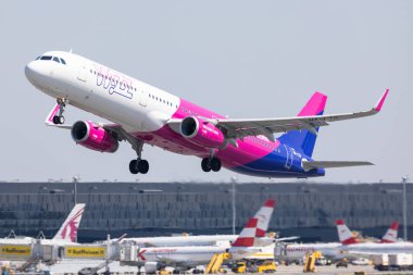 Viyana, Avusturya - 19.4.2019 Airbus A321 Wizzair Airlines 19.4.2019 tarihinde Viyana Schwechat Havalimanı'ndan kalkıyor 
