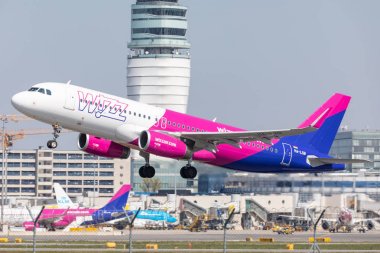 Viyana, Avusturya - 19.4.2019 Airbus A320 Wizzair Airlines 19.4.2019 tarihinde Viyana Schwechat Havalimanı'ndan kalkıyor 