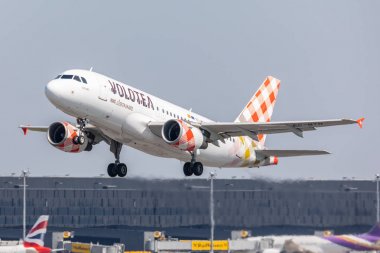 Viyana, Avusturya - 19.4.2019 Airbus A319 Volotea Airlines 19.4.2019 tarihinde Viyana Schwechat Havalimanı'ndan kalkıyor 