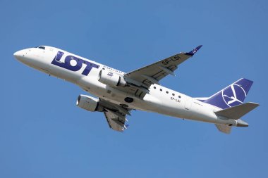 Viyana, Avusturya - 19.4.2019 Embraer Erj-170 Lot Polish Airlines 19.4.2019 tarihinde Viyana Schwechat Havalimanı'ndan kalkıyor 