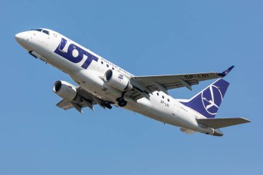 Viyana, Avusturya - 19.4.2019 Embraer Erj-170 Lot Polish Airlines 19.4.2019 tarihinde Viyana Schwechat Havalimanı'ndan kalkıyor 