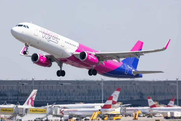 Viena Austria 2019 Airbus A321 Wizzair Airlines Decolează Aeroportul Schwechat — Fotografie, imagine de stoc