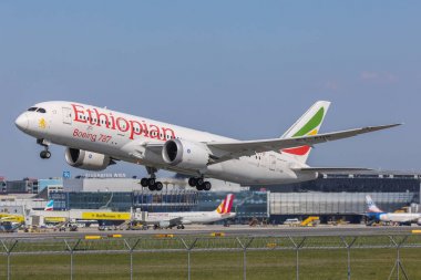 Viyana, Avusturya - 19.4.2019 Boeing 787 Dreamliner Etiyopya Havayolları 19.4.2019 tarihinde Viyana Schwechat Havalimanı'ndan kalkıyor 