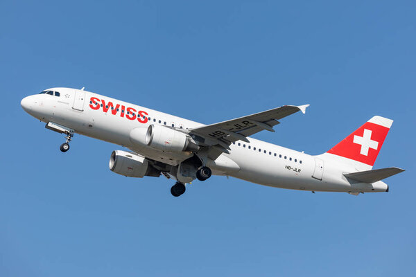 Вена, Австрия - 19.4.2019 Airbus A320 Swiss Airlines вылет из аэропорта Вены Швехат 19.4.2019 в Вене, Австрия
 
