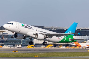 Viyana, Avusturya - 19.4.2019 Airbus A320 Level Airlines 19.4.2019 tarihinde Viyana Schwechat Havalimanı'ndan kalkıyor 