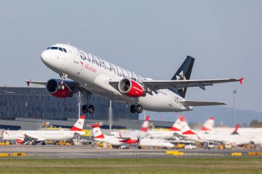 Viyana, Avusturya - 19.4.2019 Airbus A320 Austrian Airlines 19.4.2019 tarihinde Viyana Schwechat Havalimanı'ndan kalkıyor 