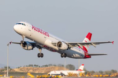 Viyana, Avusturya - 19.4.2019 Airbus A321 Austrian Airlines 19.4.2019 tarihinde Viyana Schwechat Havalimanı'ndan kalkıyor 
