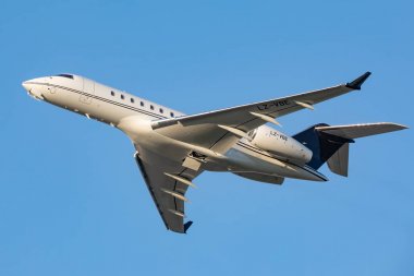 Viyana, Avusturya - 19.4.2019 Bombardier Global 5000 19.4.2019 tarihinde Viyana Schwechat Havalimanı'ndan kalkıyor 