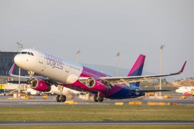 Viyana, Avusturya - 19.4.2019 Airbus A321 Wizzair Airlines 19.4.2019 tarihinde Viyana Schwechat Havalimanı'ndan kalkıyor 
