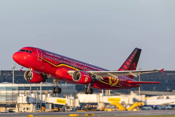 Bécs Ausztria 2019 Airbus A320 Brussel Airlines Felszállás Bécsi Schwechat — Stock Fotó