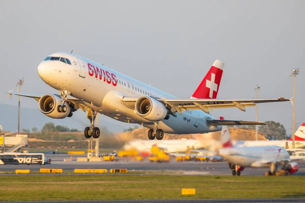 Viena Austria 2019 Airbus A320 Swiss Airlines Despega Del Aeropuerto — Foto de Stock