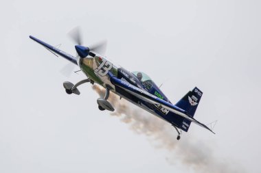 Krakow, Polonya-23.6.2019 ekstra 330sc pilot Maciej Pospieszynski 23.6.2019 ile Polonya Havacılık Müzesi 'nde Krakow, Polonya