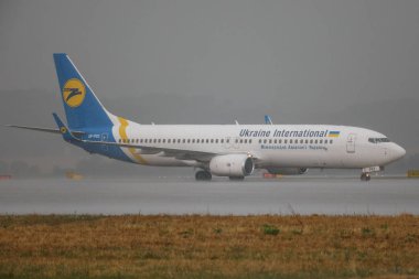Krakow, Polonya - 14.7.2019 Boeing 737 Ukrayna Uluslararası John Paul Ii Balice Krakow Havaalanı 14.7.2019, Krakow, Polonya