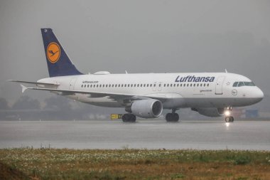 Krakow, Polonya - 14.7.2019 Airbus A320 Lufthansa in John Paul Ii Balice Krakow Havaalanı 14.7.2019, Krakow, Polonya
