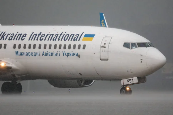 Κρακοβία Πολωνία 2019 Boeing 737 Ukraine International John Paul Balice — Φωτογραφία Αρχείου