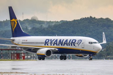 Krakow, Polonya - 14.7.2019 Boeing 737 Ryanair John Paul Ii Balice Krakow Havalimanı 14.7.2019, Krakow, Polonya