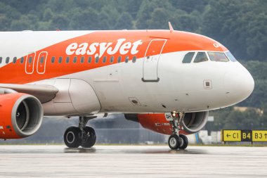 Krakow, Polonya - 14.7.2019 Airbus A320 Eazy Jet 14.7.2019 'da Krakow, Polonya' da John Paul Ii Balice Krakow Havalimanı 'na indi.