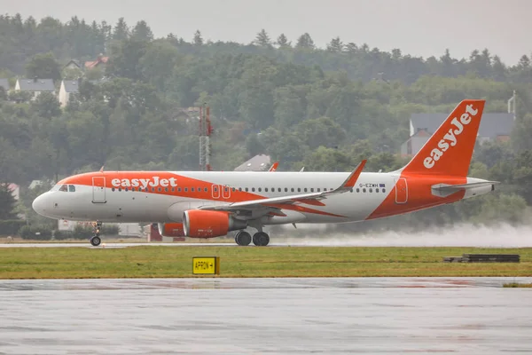 Cracóvia Polônia 2019 Airbus A320 Eazy Jet Pouso Aeroporto John — Fotografia de Stock