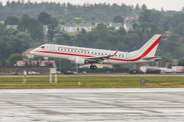 Cracóvia Polônia 2019 Embraer Erj 175 Força Aérea Polonesa Aeroporto — Fotografia de Stock