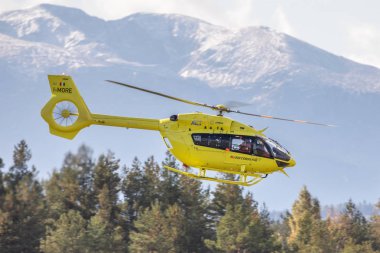 Şimdi Targ, Polonya - 11.10.2019 Airbus H145 Nowy Targ Havalimanı 11.10.10.2019 Nowy Targ, Polonya
