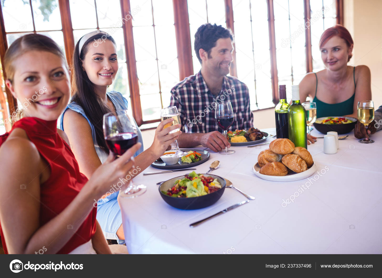 Garçonete De Restaurante Servindo Mesa Com Comida Imagem de Stock