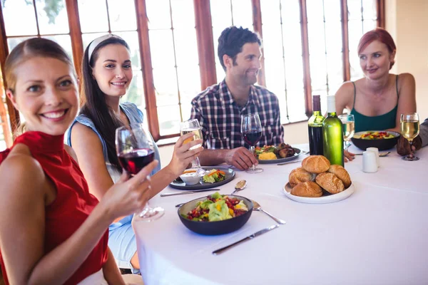 Grupo Amigos Disfrutando Comida Vino Mesa Del Restaurante —  Fotos de Stock