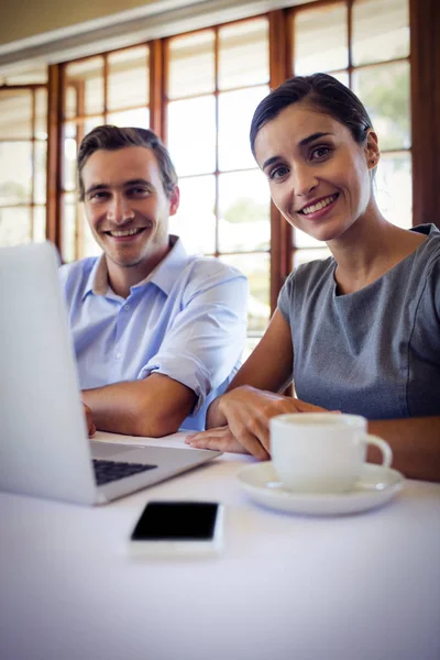 Porträtt Affärsmän Som Tittar Kameran Restaurang — Stockfoto