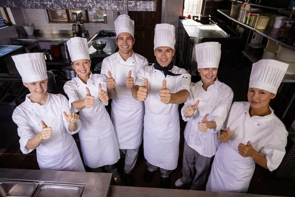 Grupo Chefs Mostrando Pulgares Arriba Cocina Del Hotel —  Fotos de Stock