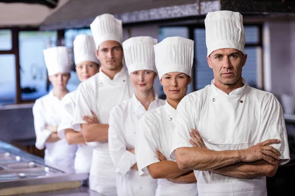 一群厨师站在酒店的厨房里 — 图库照片
