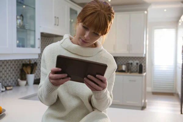 Vrouw Met Behulp Van Digitale Tablet Keuken Thuis — Stockfoto