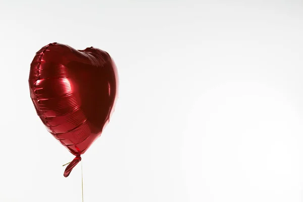 Nahaufnahme Eines Valentin Ballons Vor Weißem Hintergrund — Stockfoto