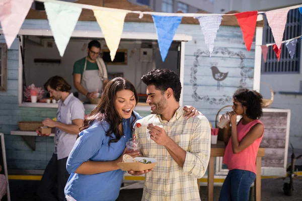 Glimlachende Man Snacks Vervoederen Aan Vrouw — Stockfoto