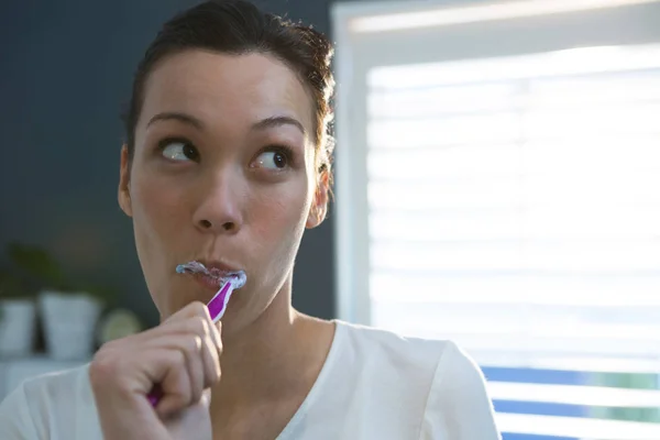 Kadın Banyoda Evde Dişlerini Fırçalama — Stok fotoğraf